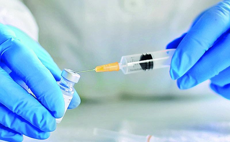 Peste 200 de reacţii adverse după vaccinare, în ultima zi. Zece, din care una severă, sunt în curs de investigare