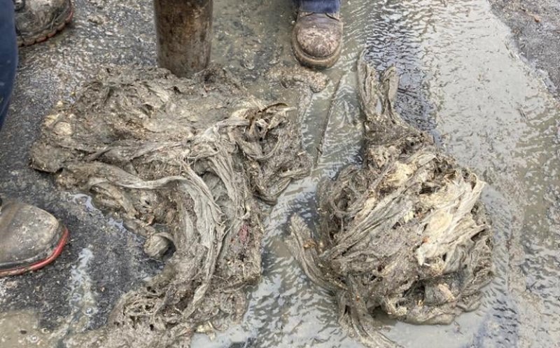 Canalizarea a ieșit pe o stradă din Apahida.Cine sunt vinovatii?