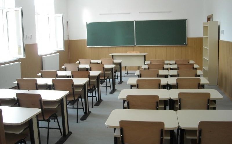 Școală online sau becuri stinse în instituțiile publice? Vezi ce spune ministrul Muncii