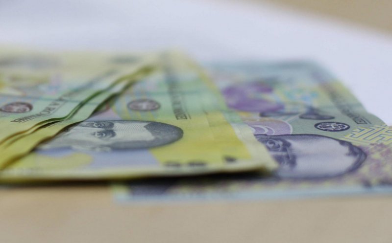 Leul începe bine săptămâna! Euro, dolarul și lira sterlină s-au dus în jos